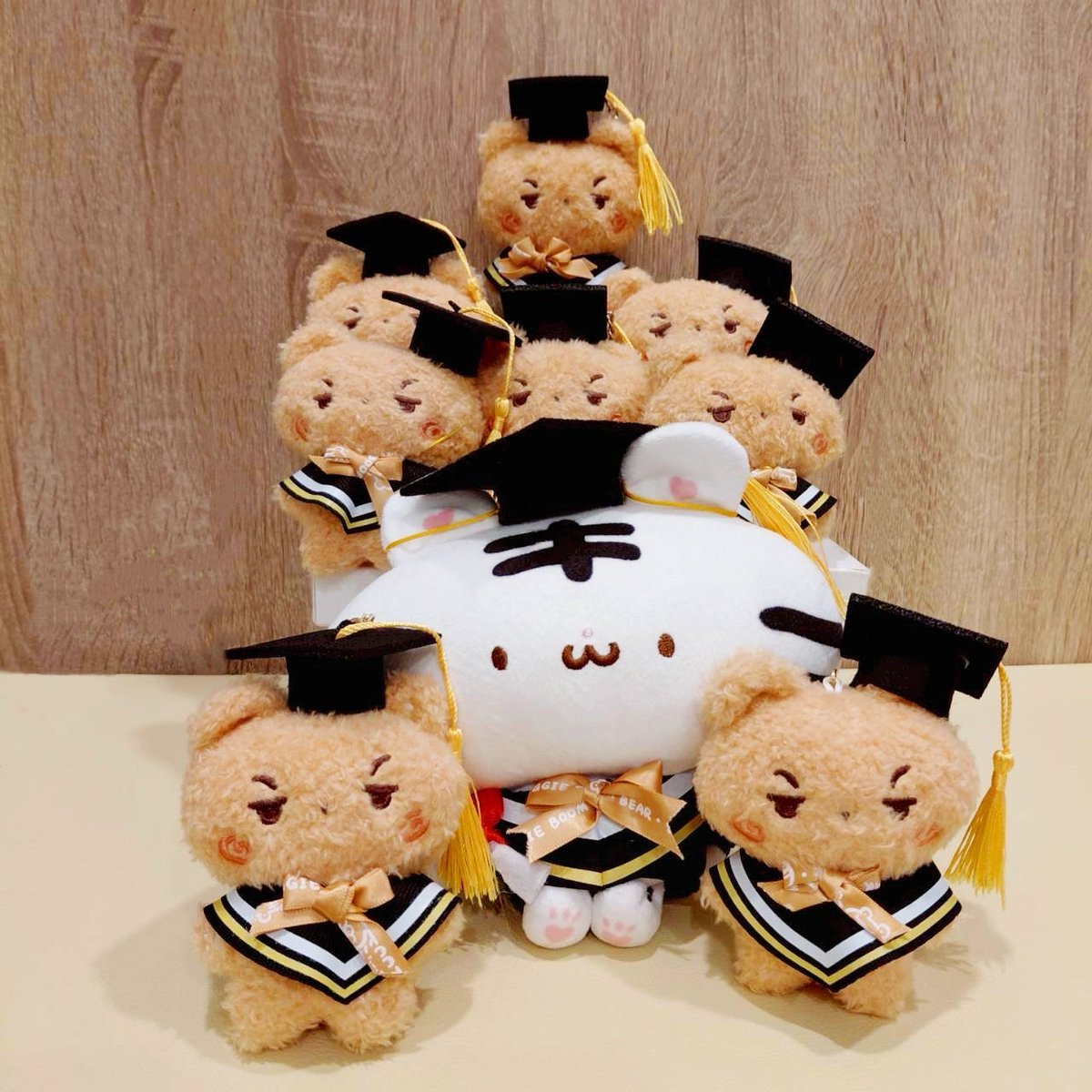 MaggieBoomBear's tweet photo. #畢��季
拍ㄅㄧˋ✌️照���
找適合熊熊們的階梯好難😂

最近畢業小物也上架到各線上商店囉，預祝畢業的小天使們不管是學業還是事業都熊好運✨️

來看看畢業小物吧 https://t.co/YFFqxueZ3h

#畢業 #畢業禮物 #畢業照 #畢業紀念 #學士服  #畢業卡 #畢業卡片 #畢業貼紙 #美吉熊爆爆熊 #maggieboombear https://t.co/2gtbKht2EX