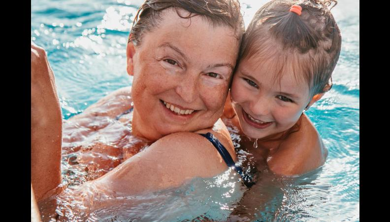 asofap_piscinas's tweet photo. La piscina también une generaciones. Cada semana, miles de abuelos acompañan a sus nietos a nadar, compartiendo tiempo, salud y recuerdos que van mucho más allá del agua.
#piscina #asofap #familia #salud #natación
https://t.co/uTqGALZezT https://t.co/1n31zww2cg