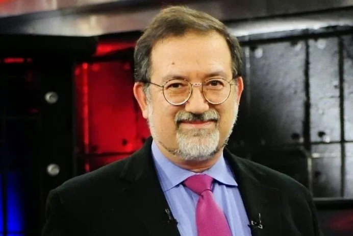 militerenstitu's tweet photo. Murat Bardakçı, Arap isyanını körükleyen Lawrence'ın şok edici itiraflarını anlattı:

— Lawrance hatıralarında Şam hastanesini anlatır.

— Hastane orada yaralı yüzlerce Mehmetçiği maalesef bırakıp gitmişiz biz.

— Kızılhaç veya Kızılay karşılıklı yaralı transferi yapıyor güya, yalan.

— Şam'a giren Arap birliklerinin, oradaki yaralı Türk askerlerinin ''karnında altın var'' söylentisi üzerine karınlarını yarıp altın aradıklarını anlatır.

— Hatta köyden gelmiş o zavallı askerlerin altın dişlerini canlı canlı nasıl söktüklerini tarif eder.

— Kitabın sonunda Lawrance, ''Bu vahşetin, yani bu işin neticesinin böyle olacağını tahmin etseydim, bu işe kalkışmayı asla düşünmezdim.'' der.