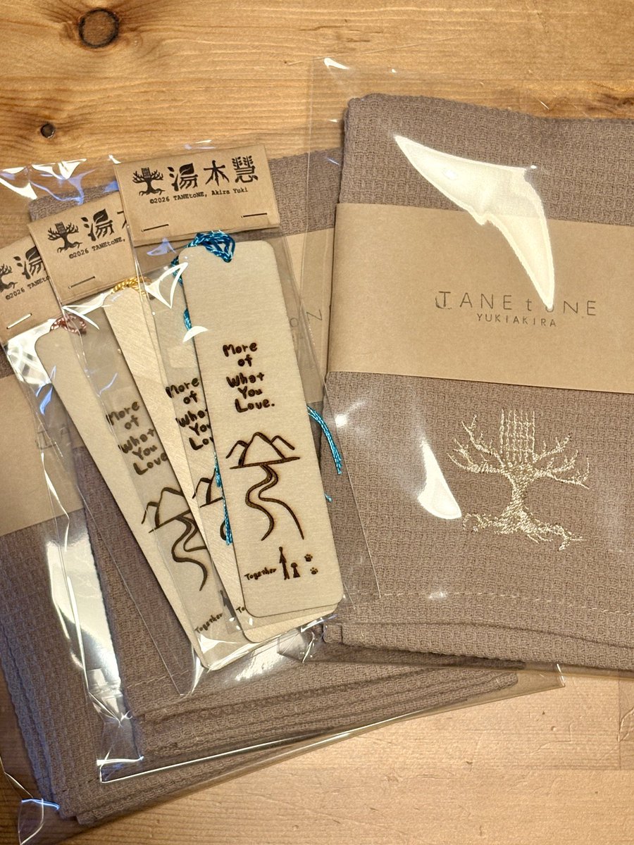 repelchan's tweet photo. 本日の「ハッケンvol.1」
物販メニューはこちら✨
注意事項もご確認ください🙏

会場限定グッズは、お一人様各1点限り💡
・yukiakira木製ブックマーカー
・yukiakira刺繍ハンドタオル

【物販】
開場後17:15 - 17:45
終演後 19:45 - 20:45 頃を予定 https://t.co/T1UW6E25ds