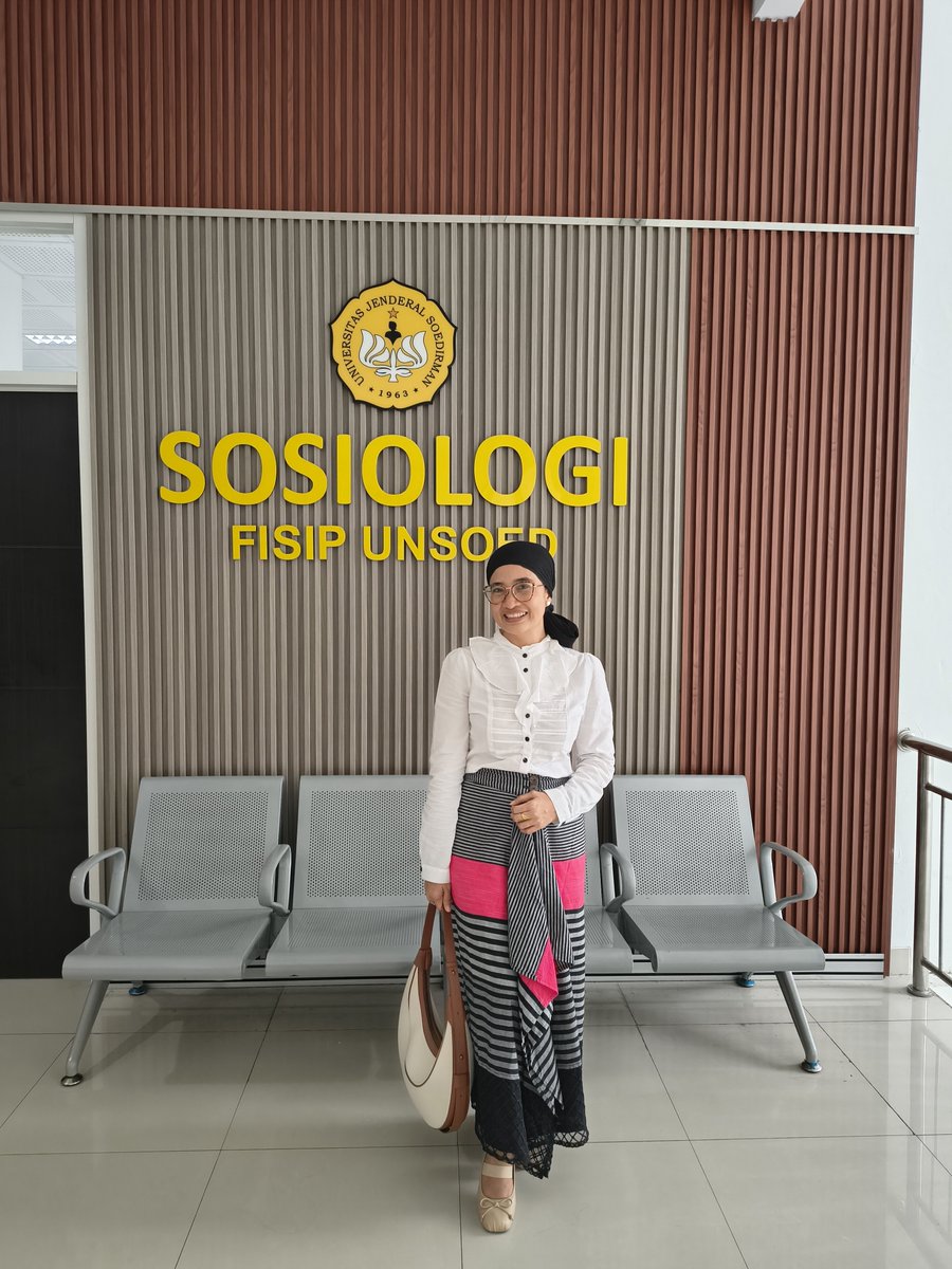 okkymadasari's tweet photo. SOSIOLOGI REVOLUSI

Bersama mahasiswa Unsoed menelisik gerakan sosial; teori ke strategi.

Dlm gerakan sosial ada identitas kolektif, tujuan bersama, mobilisasi massa, aksi kolektif, tuntutan perubahan. 

Berpijak pada sosiologi gerakan sosial, bgmn jawaban utk slide kedua itu? https://t.co/KXsYtnkfMa