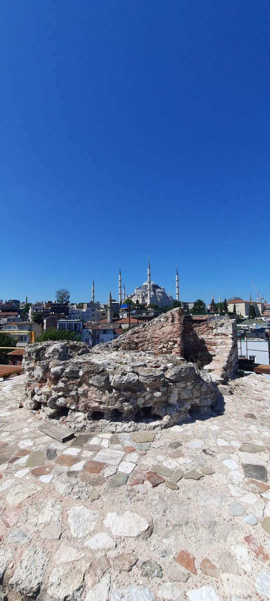 muratsav_ist's tweet photo. Catladikapi'daki ünlü Boukoleon Sarayı ve Pharos Kulesi'nden Sultanahmet'e harikulade bir bakış.  Saray, Bizans imparatorlarinin Sahil Sarayı. Özellikle Iustinianus için özel bir saray. Hikayesi uzun... https://t.co/9NmRbFFVrW