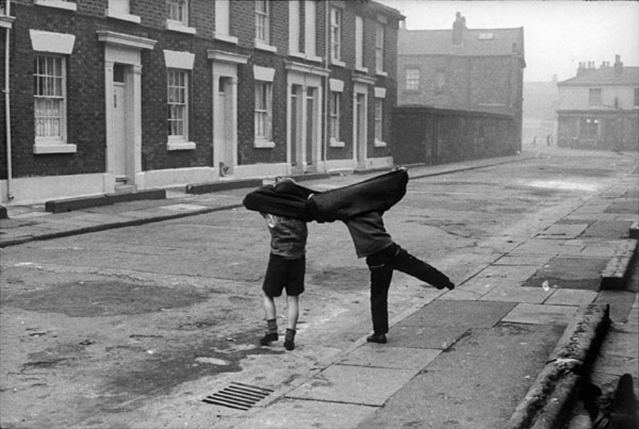 _Henk_Heijmans's tweet photo. Liverpool, ca. 1962 - by Henri Cartier-Bresson (1908 – 2004), French https://t.co/Qh3W4fc42c