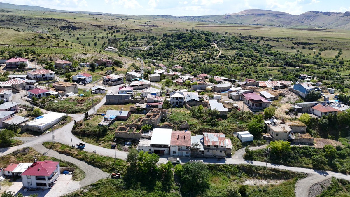 elazigozelidare's tweet photo. Elazığ merkeze bağlı Salkaya Köyü’nde, köy içerisinde bulunan mevcut çeşmeden çıkan suyun yolun alt kısmında yer alan konutların bahçeleri ile bina temellerine ulaşması nedeniyle yaşanan mağduriyetlerin giderilmesi amacıyla çalışma gerçekleştirildi.

Sorunun çözümü için bölgede inceleme yapan Elazığ İl Özel İdaresi ekipleri, suyun kontrollü şekilde tahliyesini sağlamak amacıyla altyapı çalışması yürüttü. Çalışmalar kapsamında Ø200 mm HDPE koruge boru kullanılarak tahliye hattı oluşturuldu.

Yapılan çalışma ile suyun yerleşim alanlarına olumsuz etkisinin önüne geçilmesi ve vatandaşların yaşadığı mağduriyetlerin giderilmesi hedefleniyor.

@numanhatipoglu @cemilyatkin 

#ElazığİlÖzelİdaresi #ŞehrinHerYerinde | #elazığ