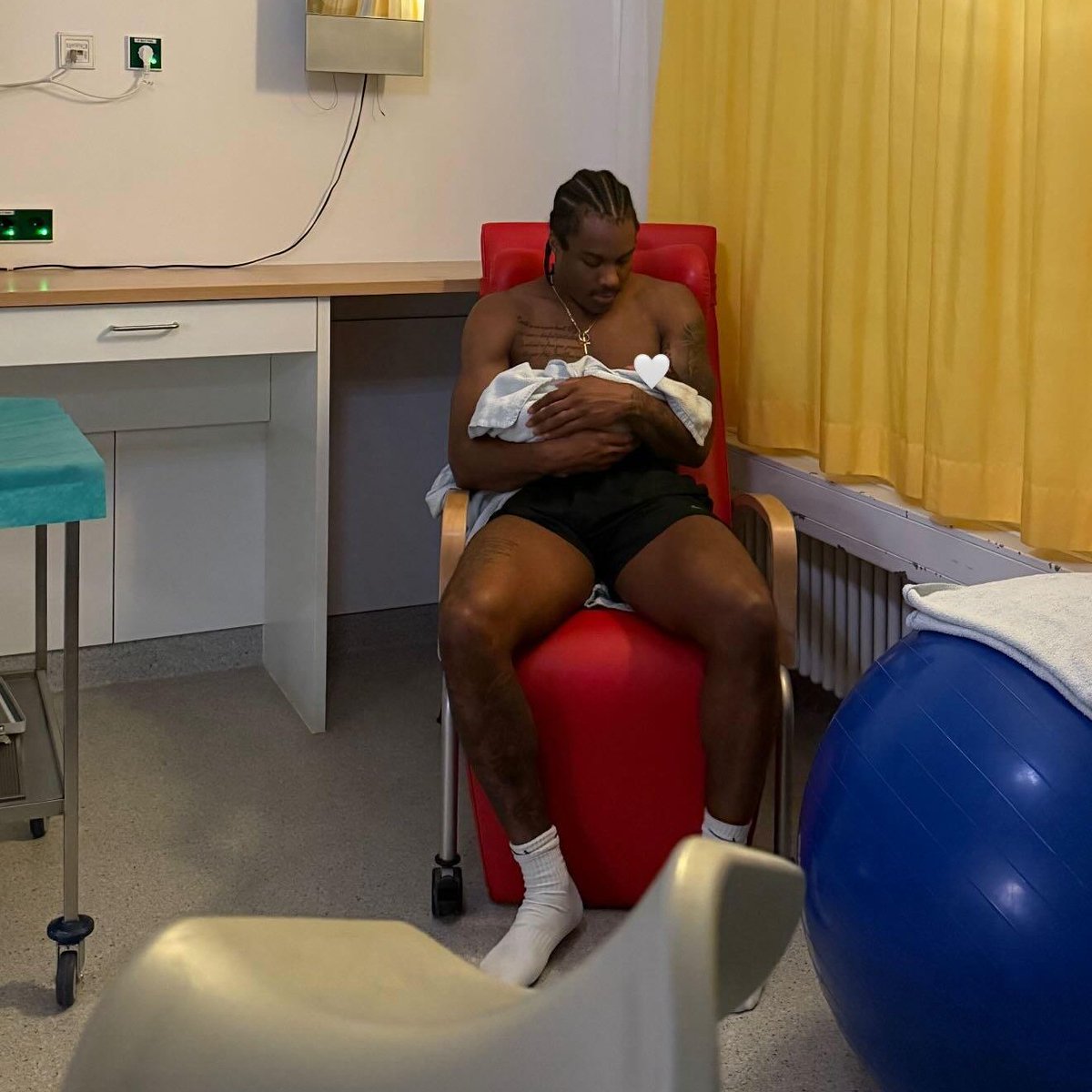 MHP_RIESEN's tweet photo. Familien-Glück im Hause Hsu-Smith: Murielle und Stef sind erstmals Eltern geworden! Kairo, seine Mama und sein Papa sind allesamt wohlauf, seit einigen Tagen aus dem Krankenhaus nach Ludwigsburg zurückgekehrt und - natürlich - irre glücklich. 💛-lichen Glückwunsch zum Geburtstag! 

@easyCreditBBL | @_stefsmith | @KlinikStuttgart