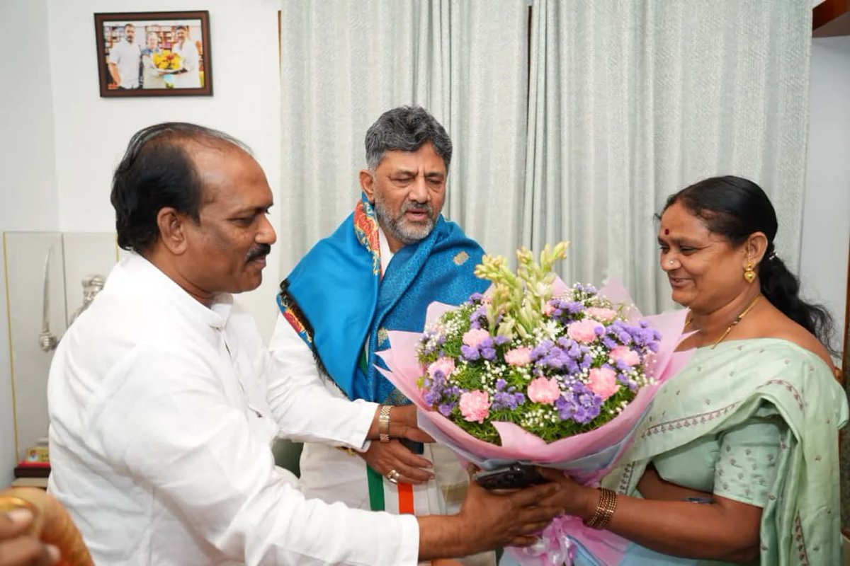 MLAAbbayyaHD72's tweet photo. ಕರ್ನಾಟಕ ಸರ್ಕಾರದ ನೂತನ ಮುಖ್ಯಮಂತ್ರಿಗಳಾಗಿ ಪ್ರಮಾಣ ವಚನ ಸ್ವೀಕರಿಸಿದ ಶ್ರೀ ಡಿ ಕೆ ಶಿವಕುಮಾರ್ ಅವರಿಗೆ ಅಭಿನಂದನೆ ಹೇಳಲಾಯಿತು.
ಅವರ ನೇತೃತ್ವದಲ್ಲಿ ಗ್ಯಾರಂಟಿ ಸರ್ಕಾರದ ಯೋಜನೆಗಳು ಮತ್ತಷ್ಟು ಯಶಸ್ಸು ಕಾಣಲಿ, ಕರ್ನಾಟಕದ ಜನತೆ ಅವರ ಮೇಲಿಟ್ಟಿರುವ ನಿರೀಕ್ಷೆಗಳನ್ನು ಸಾಕಾರಗೊಳಿಸುವಂತಾಗಲಿ. 1/2 https://t.co/lnDV6Wtrfd