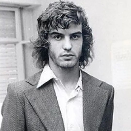 eurofootcom's tweet photo. 🇦🇷🗞️ When Marcelo Bielsa was young, every day he would send his mother to the local newsagent to buy football magazines and newspapers. He would spend HOURS reading and analysing as much as he could about how teams played and how different managers worked, reports @BBCSport. 👏 

This summer, he will be managing Uruguay at the 2026 World Cup. ✅