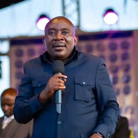 ChristianL26278's tweet photo. 🚨 Le #CSAC a suspendu le Prophète Mulindwa Jules de tous les médias de la RDC pour une durée de 30 jours, l'accusant d'avoir tenu des propos injurieux et discriminatoireLes médias du pays ne pourront ni diffuser ses programmes ni l'inviter sur leurs plateaux durant cette période https://t.co/NcbQjdAgTi