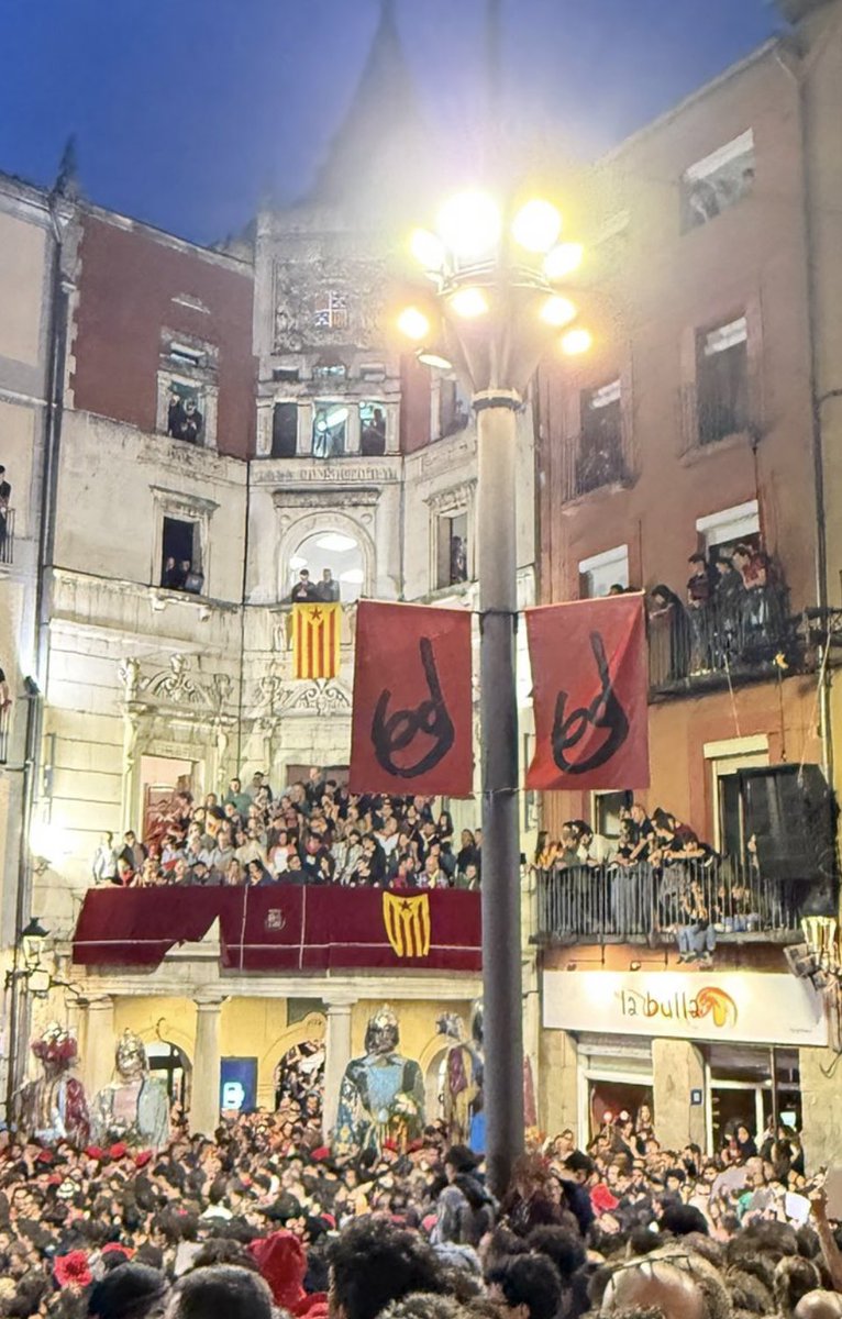 viquirepublica's tweet photo. Us han desactivat. Us han aborregat. Us han convertit en una caricatura del que dèieu defensar.

Teniu davant dels nassos els qui ens atonyinaven, el virrei, els qui van enterrar l’1-O, els qui van canviar la independència pels pactes amb el PSC i la rendició autonòmica. Però els crits van per a Sílvia Orriols.

No heu vençut el règim. El règim us ha assimilat. I per això Orriols us incomoda tant: perquè és la conseqüència de totes les vostres renúncies.

 Sou la prova viva de com es desmunta un país des de dins.

Quina colla de borrecs!