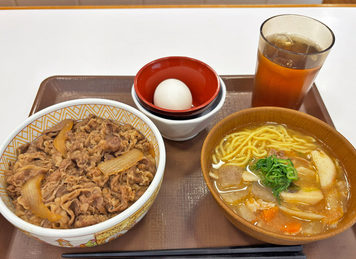 sukiya_jp's tweet photo. 今夜は食べ応え抜群な、
牛丼+とん汁みそらーめんたまごセット‼

⠀⠀⠀⠀ (\__/)⠀⠀⠀⠀⠀
⠀⠀⠀⠀ (•ㅅ•)
⠀＿ ノヽ⠀ノ＼＿⠀
/⠀️⠀Y⠀⌒Ｙ⌒⠀Ｙ⠀️ヽ
(⠀️⠀️⠀️(三ヽ人⠀⠀/⠀ ⠀|
|⠀️⠀️⠀️ﾉ⠀¯¯\⠀￣￣ヽ ノ
ヽ＿＿＿⠀⠀＞､＿_／

#すき家 https://t.co/Sc7U8vS56c