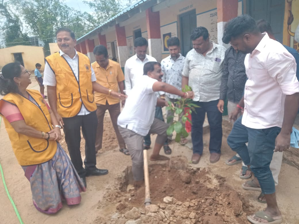 R_Ugresh's tweet photo. ಇಂದು ವಿಶ್ವಪರಿಸರ ದಿನಾಚರಣೆಯ ಅಂಗವಾಗಿ  ಶಿರಾ ಕೋಟೆ ಸರಕಾರಿ ಶಾಲೆ ಆವರಣದಲ್ಲಿ ಲೈನ್ ಕ್ಲಬ್ ಶಿರಾ ವತಿಯಿಂದ ಗಿಡಗಳನ್ನು ನೆಡುವ ಮೂಲಕ ಪರಿಸರ ದಿನ ಆಚರಣೆ ಆಚರಿಸಲಾಯಿತು ಈ ಸಂದರ್ಭದಲ್ಲಿ ನನ್ನ ಜೊತೆಯಲ್ಲಿ ನಗರಸಭೆ ಸದಸ್ಯರಾದ ಜಾಕು ಲಯನ್ಸ್ ಕ್ಲಬ್ ಸದಸ್ಯರಾದ ಹೇಮಂತರಾಜ್ ಮೆಡಿಕಲ್ ನಾಗಣ್ಣ ನಟರಾಜ್ ಪುಟ್ಟಣ್ಣ ಶಿವಣ್ಣ ರಂಗನಾಥ್ ಜಗದಾಂಬ, ಇದರು https://t.co/el89dkmmJu