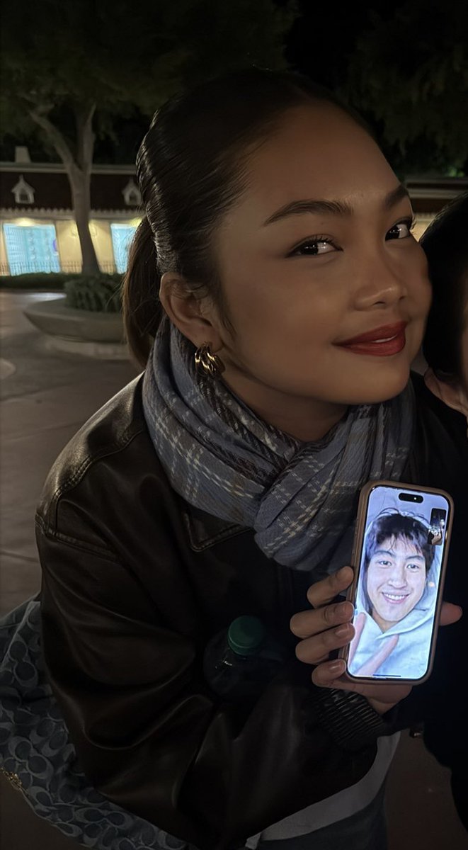 msariajill's tweet photo. Help, I'm still here wondering if it's normal for friends to video call each other from different places and across different time zones. Because honestly, I don't think that's something people do for just anyone...

• Golden Gate Bridge
• Disneyland
• Toronto https://t.co/PLFZTV7fWj
