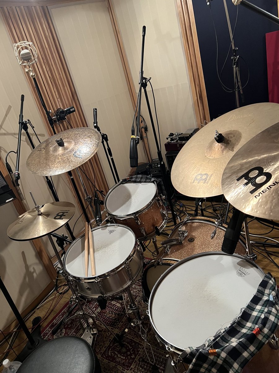 Qu_ma's tweet photo. 昨日からの #tsukuyomi アルバムレコーディング、目標の曲数ドラム録り終わりました

最後はベースも鍵盤もギターも皆直しなしのバッチリテイク

60年代GretschとRogersを中心としたセットを最高な音で録っていただきました
特にアルミの4109、このスネアは超良い https://t.co/hWx9FwYd47