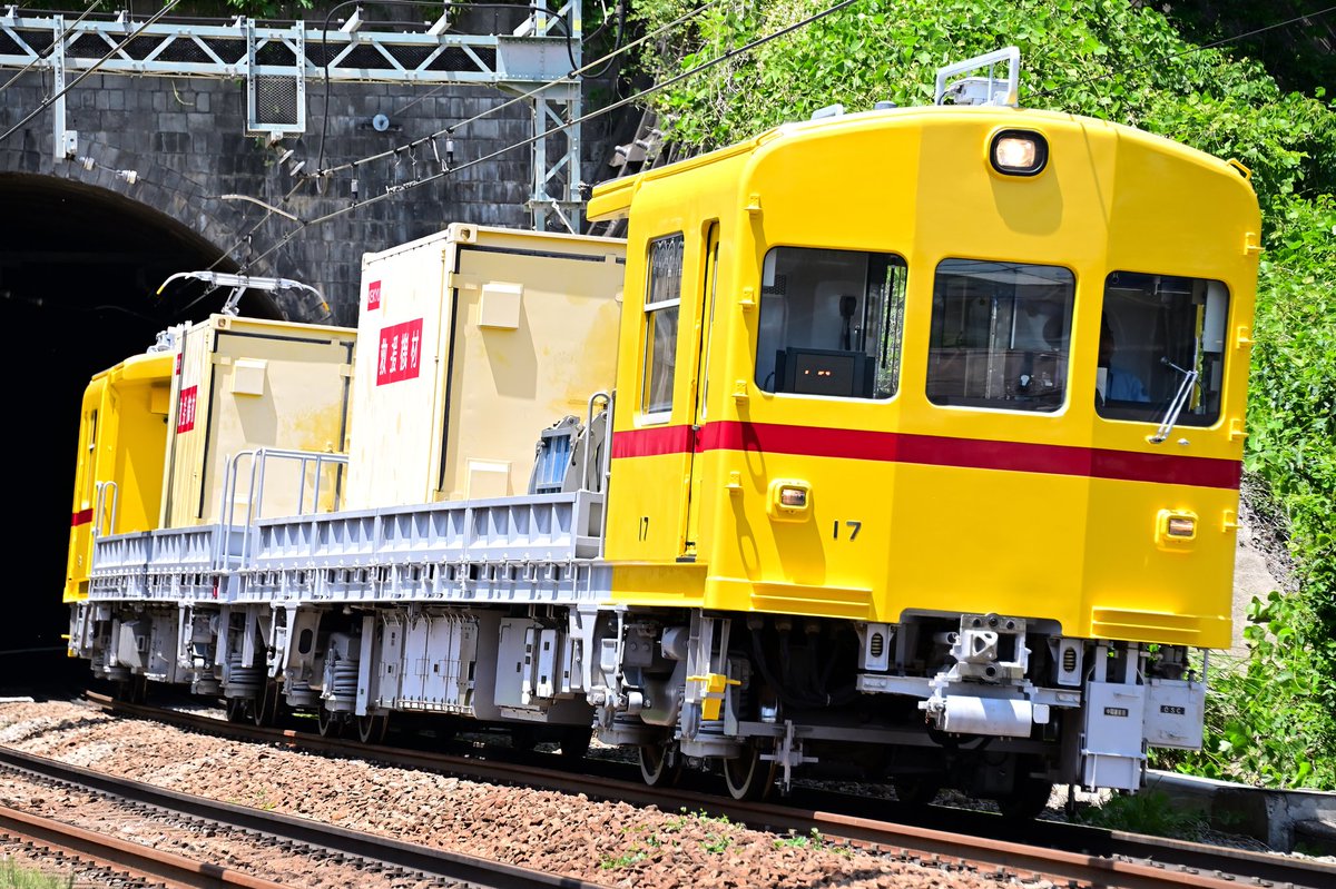 itstetsudo's tweet photo. 往路代走初日である5/18のみ荷台にカバーがかけられないまま運転されましたが、次の運転からはしっかりカバーがかけられました。
ただし、代走期間中はほぼ高確率で京急線がどこかしらで止まるという状況。
しかし、救援車が単独(普段は重連か他車連結)で走るのはこういう時くらいではないでしょうか？ https://t.co/3mlDlol15S