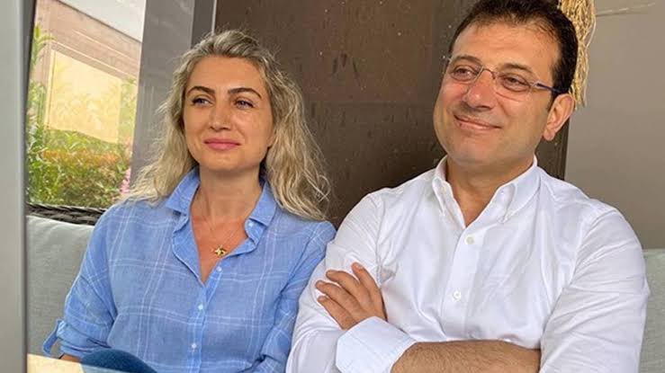 haberaktifcom's tweet photo. Dilek Kaya İmamoğlu: 

“İki kez beraat ettiği davadan üçüncü kez yargılanan Ekrem İmamoğlu’nun mahkeme salonunda bulunma hakkı, akıllara durgunluk verecek bir "arıza" bahanesiyle engelleniyor.

Silivri’den Kartal’a 60 kilometre yol gittikten sonra arızalandığı söylenen bir araçla, aynı mesafeyi geri dönerek cezaevine ulaşmak... Bu kabul edilemez.”