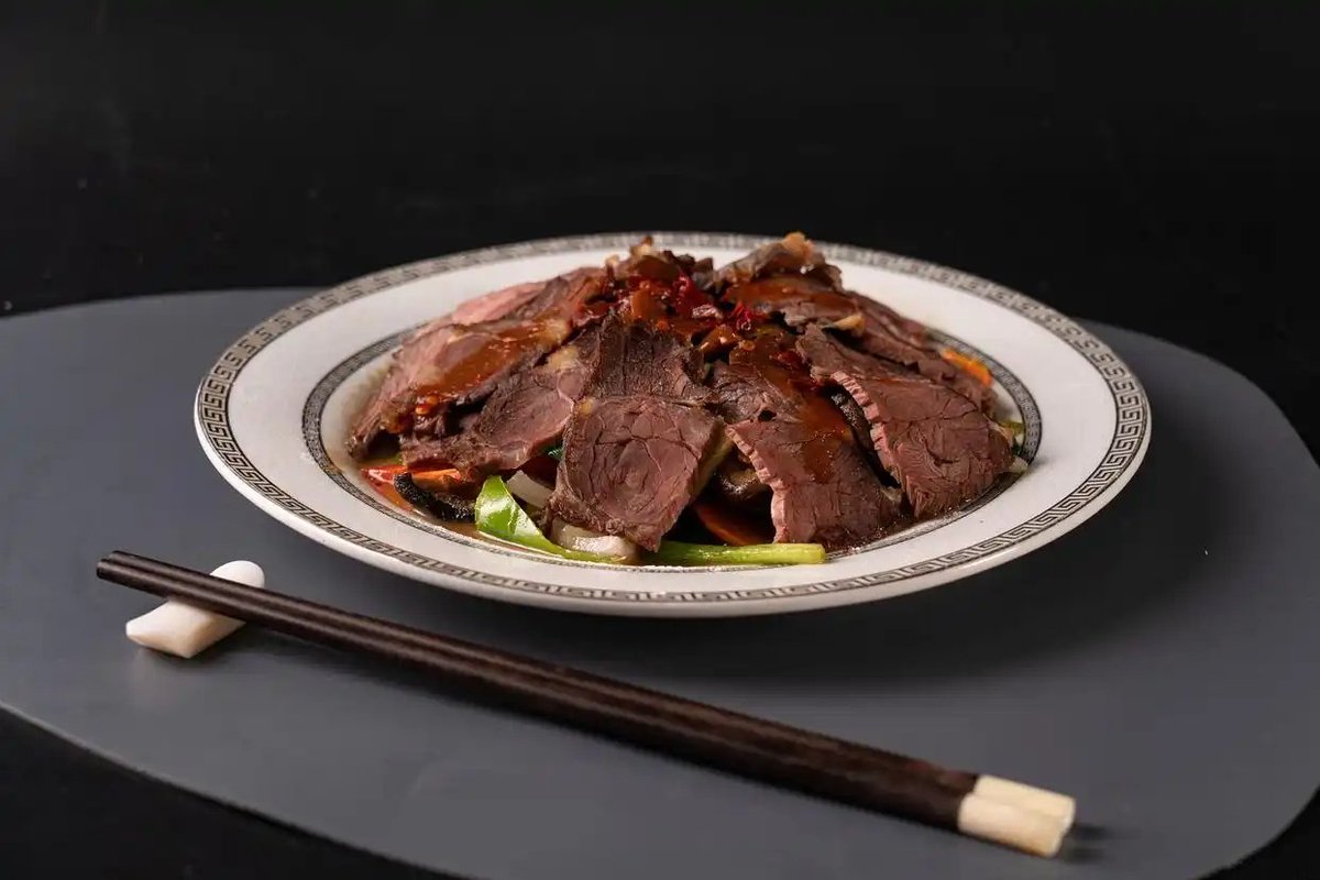 ningzhong3's tweet photo. 平遥牛肉的历史可以追溯到西汉时期，距今已有1000多年的历史，以其独特的色、香、味、形俱佳，被誉为“人间极品”，并曾作为贡品献给皇室享用。 https://t.co/YmnqCdnmjK