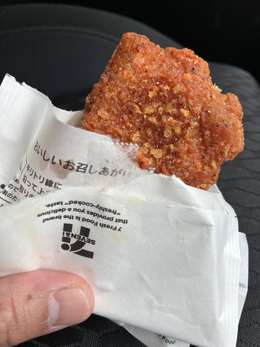 ma_bow1127's tweet photo. セブンイレブンの揚げ物50%OFFセールをスルー出来るほどの胆力はありませんでした https://t.co/llIvgYLufO