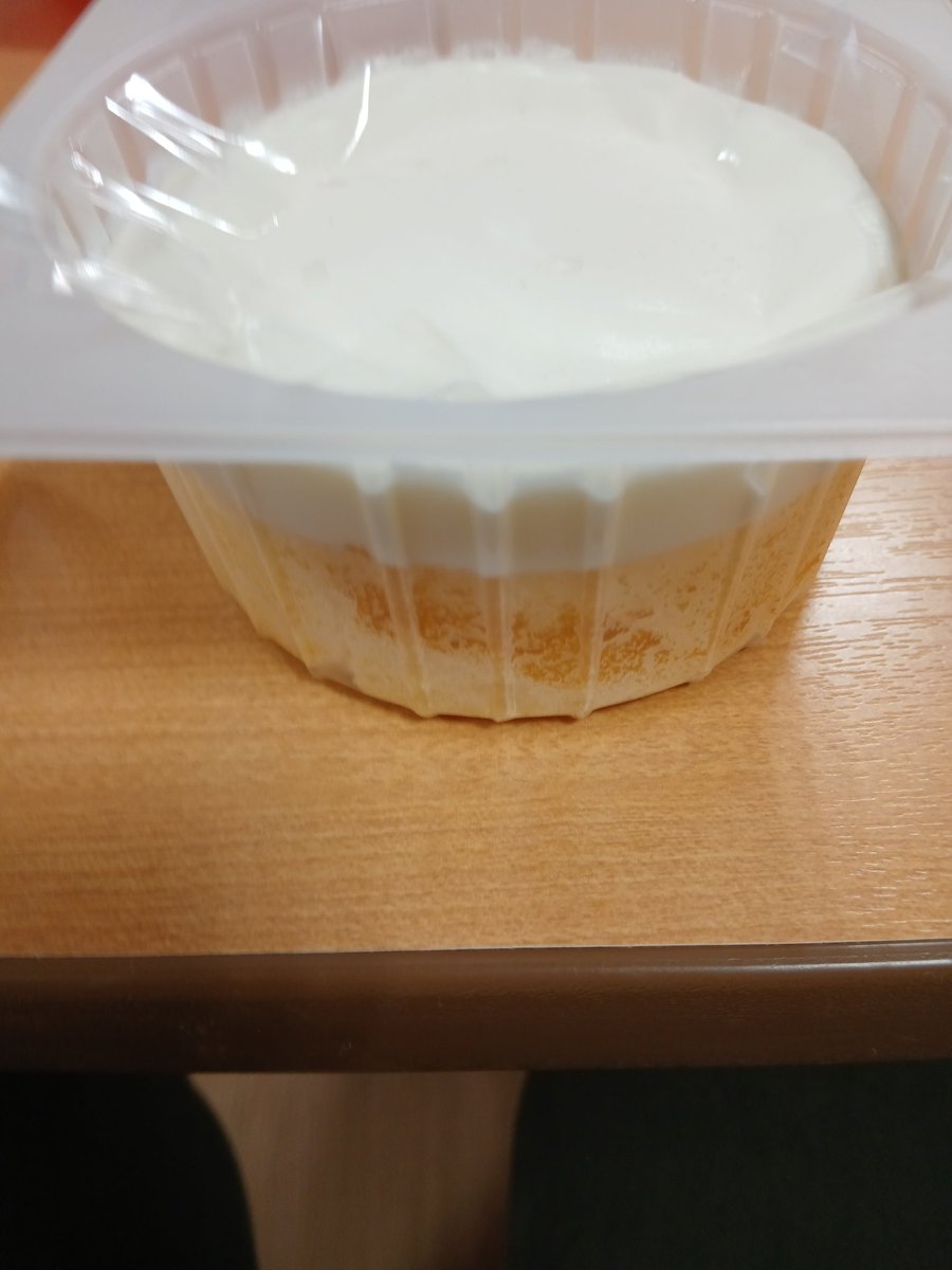 ratamltv's tweet photo. 気になってたローソンの倍盛りロールケーキ！クリームが���くてとってもおいしかったです。#ローソン　#スイーツ　#倍盛りフェア　#プレミアムロールケーキ https://t.co/gjXKSljGmJ