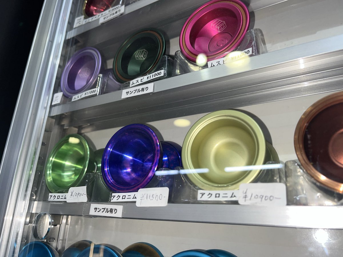SPINGEAR_Shop's tweet photo. アクロニム再入荷！
パープルアシッドのカラーはウェブでも完売でこちらにある物がラスト1点です。お早めに💨

お店では個性的なヨーヨーも色々と取り揃えています🪀
#ヨーヨー
#スピンギア https://t.co/RPbL7mdBMk