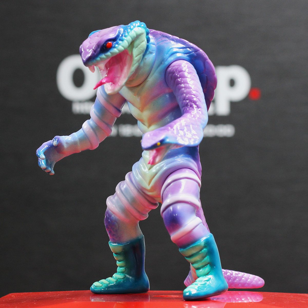 Oneuptoy's tweet photo. 6/20  12:00～販売開始
One up. 25th ANNIVERSARY SALE 
8弾  
#oneuptoy25th
#oneuptoy
ドリームロケット
コブラ人間
約22cm
左右非対称なうでに、豪快なコブラモチーフの体
スタンダードな彩色？？ https://t.co/j3D85QWMda