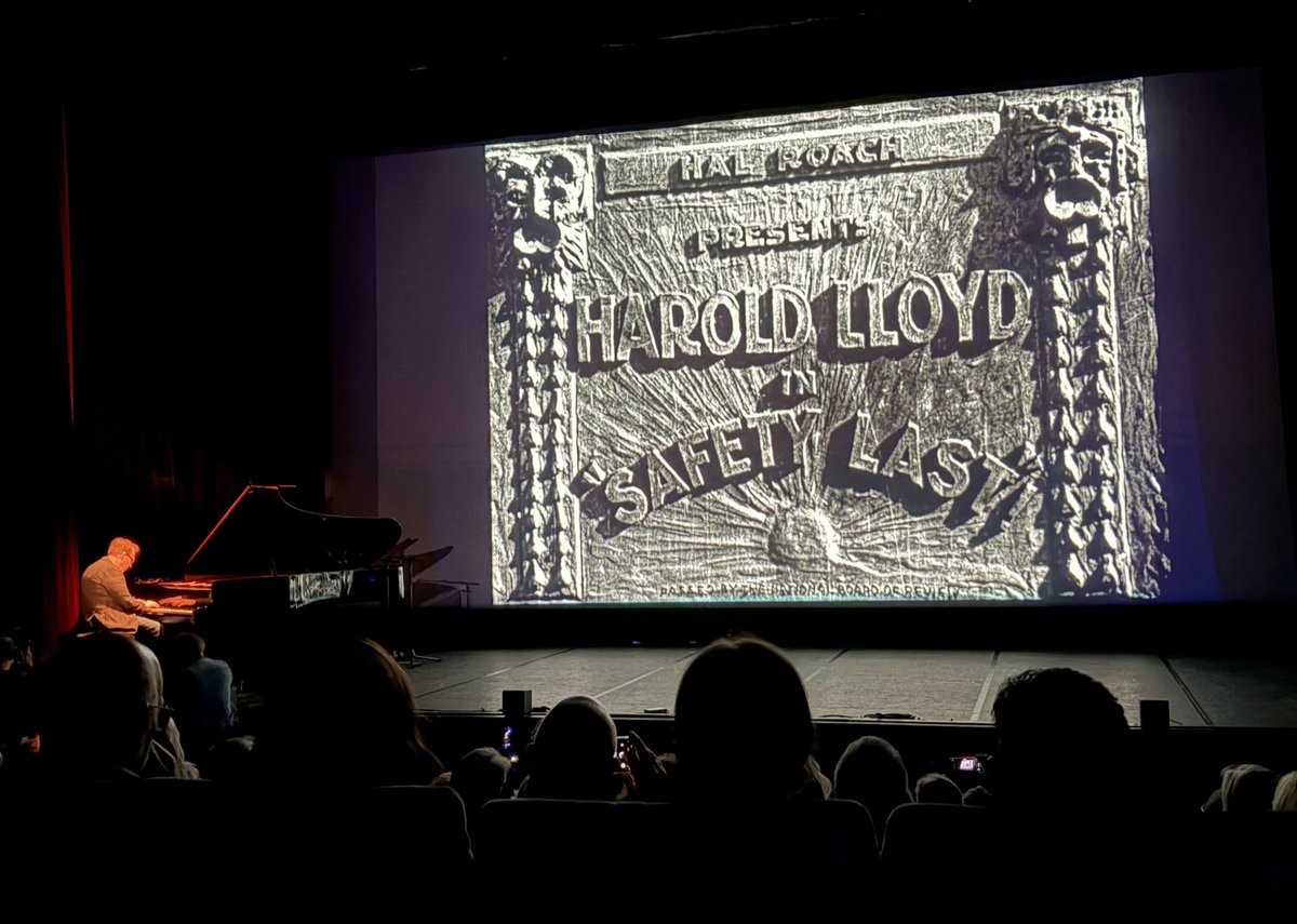 CarlottaFilms's tweet photo. Sublime ouverture hier du Festival @CineComedies à Lens, avec un des chefs-d’œuvre d’Harold Lloyd, MONTE-LÀ DESSUS (SAFETY LAST) . Accompagnement magistral de @JFZygel, un public conquis et hilare. Vive le cinéma en salles et festivals ! @TheHaroldLloyd https://t.co/qQhhj1Q2ul