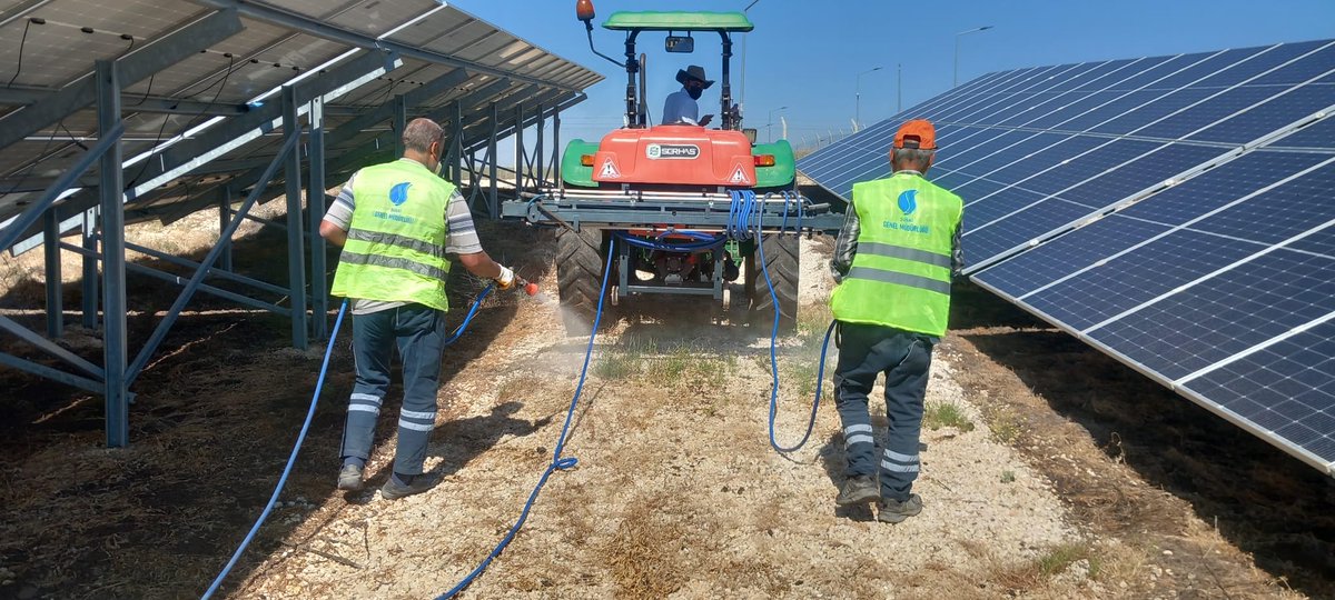 suskigm's tweet photo. ŞUSKİ Genel Müdürlüğü ekiplerimiz tarafından GES sahasında, yangın riskinin azaltılması amacıyla ot ve yabani bitki oluşumuna karşı ilaçlama çalışmaları aralıksız sürdürülmektedir. 🚜🌿♻️🔥

Gerçekleştirilen çalışmalarla, kuru otların oluşturabileceği yangın tehlikesinin önüne geçilmesi, tesis güvenliğinin artırılması ve sahaların düzenli şekilde korunması hedeflenmektedir. Ekiplerimiz, alanın güvenli ve verimli şekilde hizmet vermeye devam etmesi için gerekli tedbirleri titizlikle uygulamaktadır.