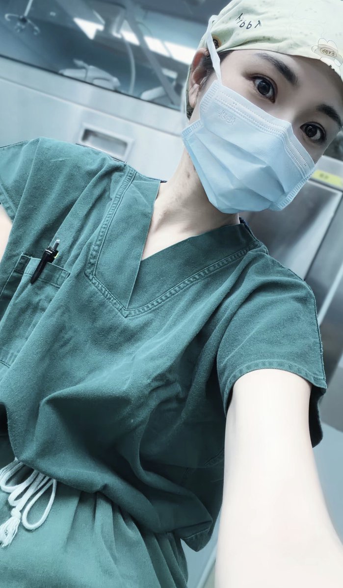 Ch1oePussy96's tweet photo. 保持一颗纯洁的心来面对平淡生活里的刺，继续努力搬砖🤪 https://t.co/gpWTaKWxFm