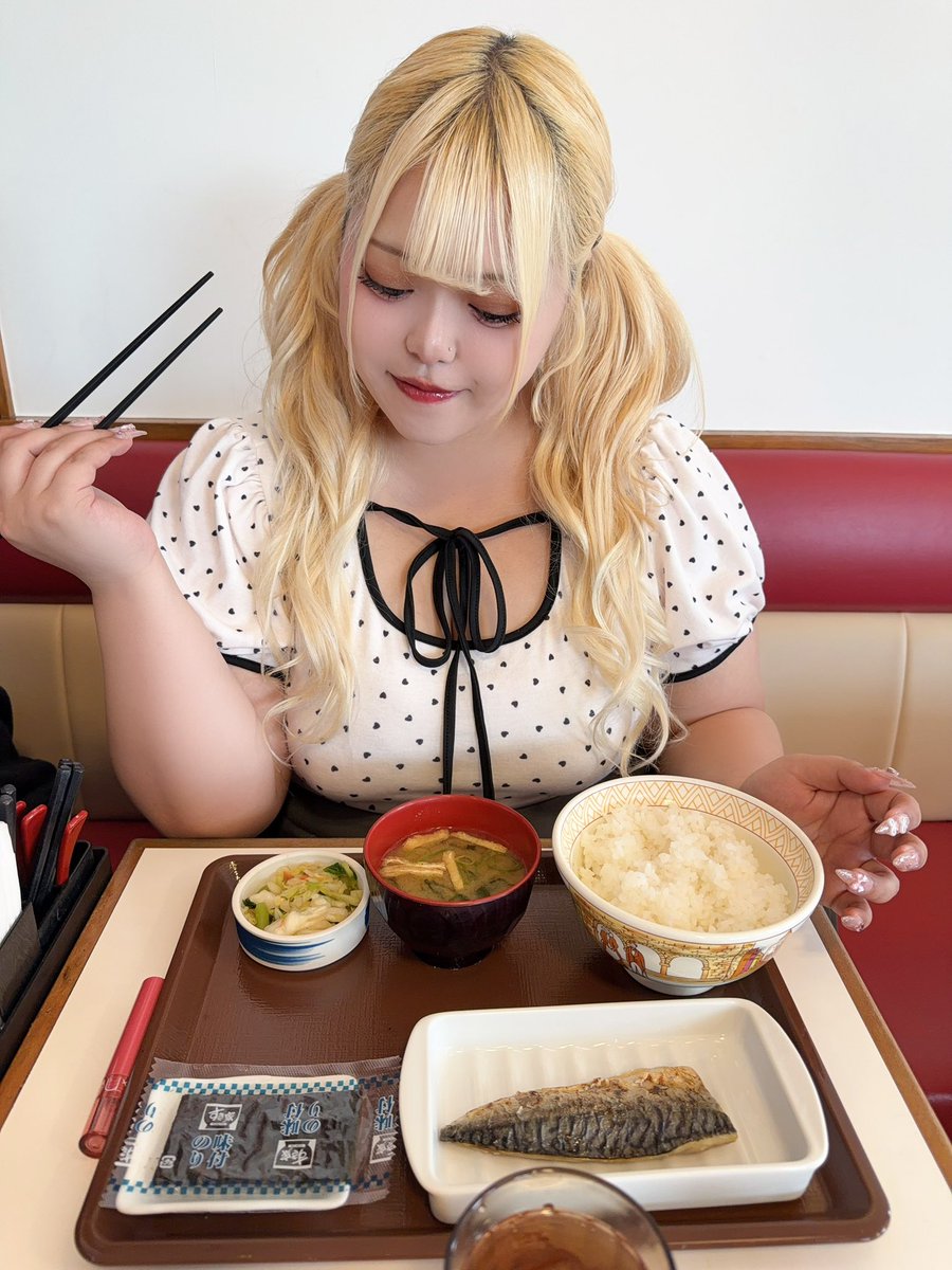__aichanman00's tweet photo. 100kgあるけど、すき家で魚食べてるから健康には気を遣ってる方です。 https://t.co/ivDAzDhoei