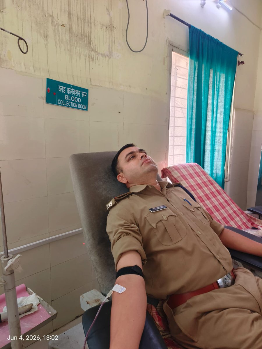 KhandwaSp's tweet photo. खण्डवा जिले की देशगांव पुलिस चौकी प्रभारी उनि.रामप्रकाश यादव को कोर्ट पेशी के दौरान रक्त की आवश्यकता होने सम्बन्धी सूचना मिली तो उन्होंने तत्परतापूर्वक रक्तदान कर एक व्यक्ति की प्राणरक्षा कर एक उत्कृष्ट उदाहरण प्रस्तुत किया
#mppolice
@mohdept
@MPPoliceDeptt
@DGP_MP
@IGP_INDORE https://t.co/FTVSHwf5cc