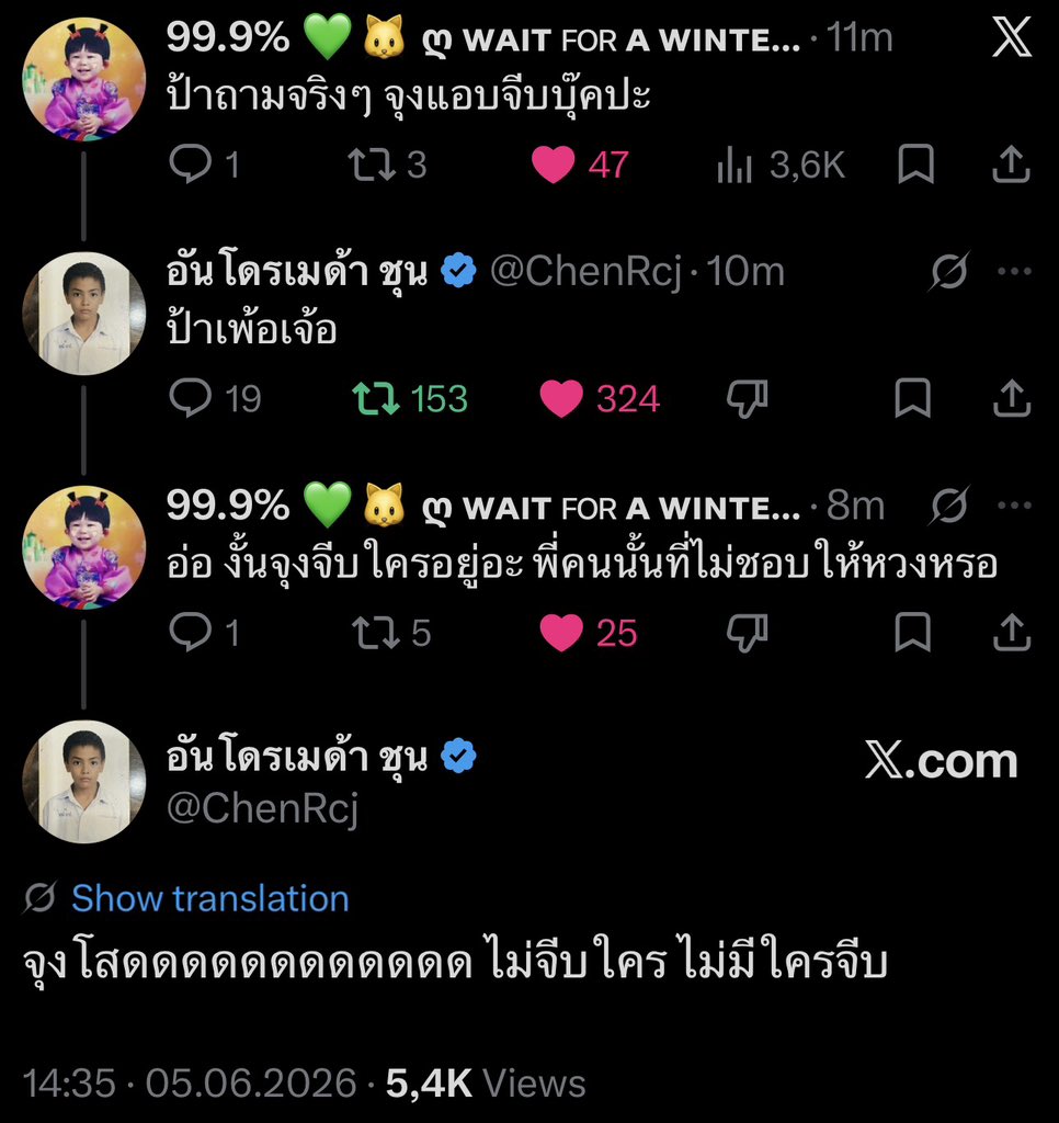 callmebamnie's tweet photo. 【📢X: @.ChenRcj @.dunknatachai 】
#จุงดัง #JoongDunk
 
: look like kids fighting while clinging to arcade seats
🌞said by someone who’s obsessed with “the right-side(bot) position” (like Dunk’s mom)
: and is Joong obsessed with “the right-side/(bot) position?” (like obsessed with Dunk)
🌞just 2/10 ( = i love him so much right??)
…..
*pic 🌞: alright then i’ll be taking everyone through a 45min meditation workshop accompanied by mozart’s music to help regulate emotions and rebalance your inner energy. after the session pandan juice will be served to boost your mood with a little sweetness. we’ll finish off with some Lonark serum. that way everyone can be beautiful both inside and out
: but i can’t stay focused for that long
🌞exactly. that’s the reason
———
: seriously is Joong secretly flirting with Book?
🌞: you’re being delusional (nonsense/rambling)
: oh so who is Joong flirting then? is it that person who said don’t like someone being possessive of him?
🌞: Joong i’m singleeeeee! not flirting with anyone! and nobody is flirting with me either!
——
JOONG IS SINGLE ~ but q0 is already taken