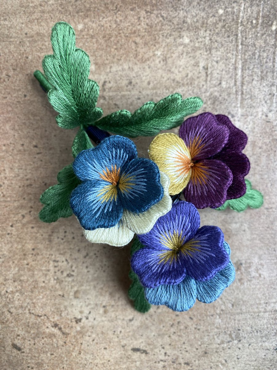 kippermum's tweet photo. 立体刺繍のビオラのヘアクリップ
7月のPOP UP SHOPに連れて行きます✨

それにしてもビオラ作りは楽しい❤️
もう一つ作っちゃお😍 https://t.co/ryFZmwSn6y