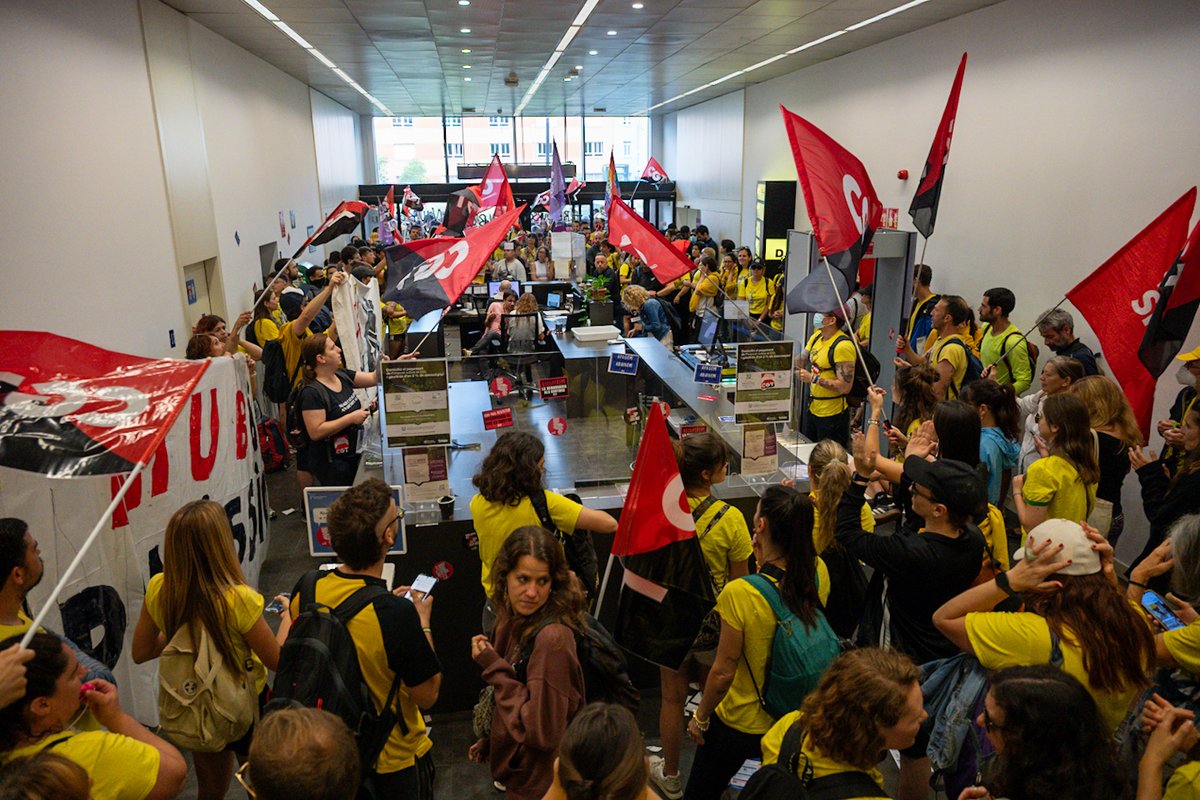 La_Directa's tweet photo. El professorat ocupa la seu de l'Agència Tributària de Catalunya en la nova jornada de vaga educativa. Accions i columnes de manifestants confluiran en una marxa unitària al centre de Barcelona https://t.co/OMWbjyFOwq 📸 @Chichiflesky https://t.co/Svp0QzWJdn