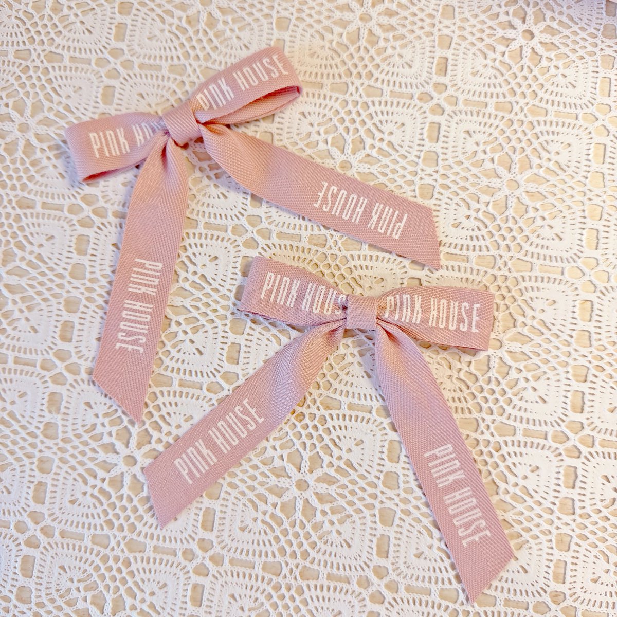 hareko0425's tweet photo. ピンクハウスのリボンクリップがちっとも買えないので、買った時ショッパーにつけてくれるリボンを利用して自作した！🎀 https://t.co/EHzWwp1012