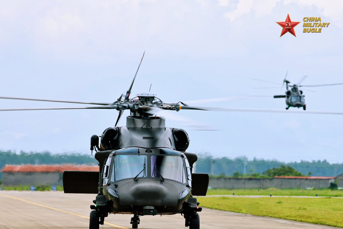 ChinaMilBugle's tweet photo. Perfect Practice:
Photos show Z-20 utility helicopters attached to the Chinese PLA 75th Group Army participating in multi-subject training.
#Z20 #UtilityHelicopter
#PLA #Army #Fastrope
#ChinaMilitary #ChinaMilBugle