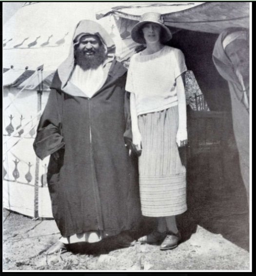 cornu666's tweet photo. @amiraukh @zlayjiya Tes sultans, tes princesses, pas des inconnus sur lesquels ont met un drapeau marocain. Sur la première photo il est écrit dans le livre d'où est tiré la photo que l'homme a côté du roi est vêtu à L'ALGÉRIENNE. https://t.co/aiy7pWyVts