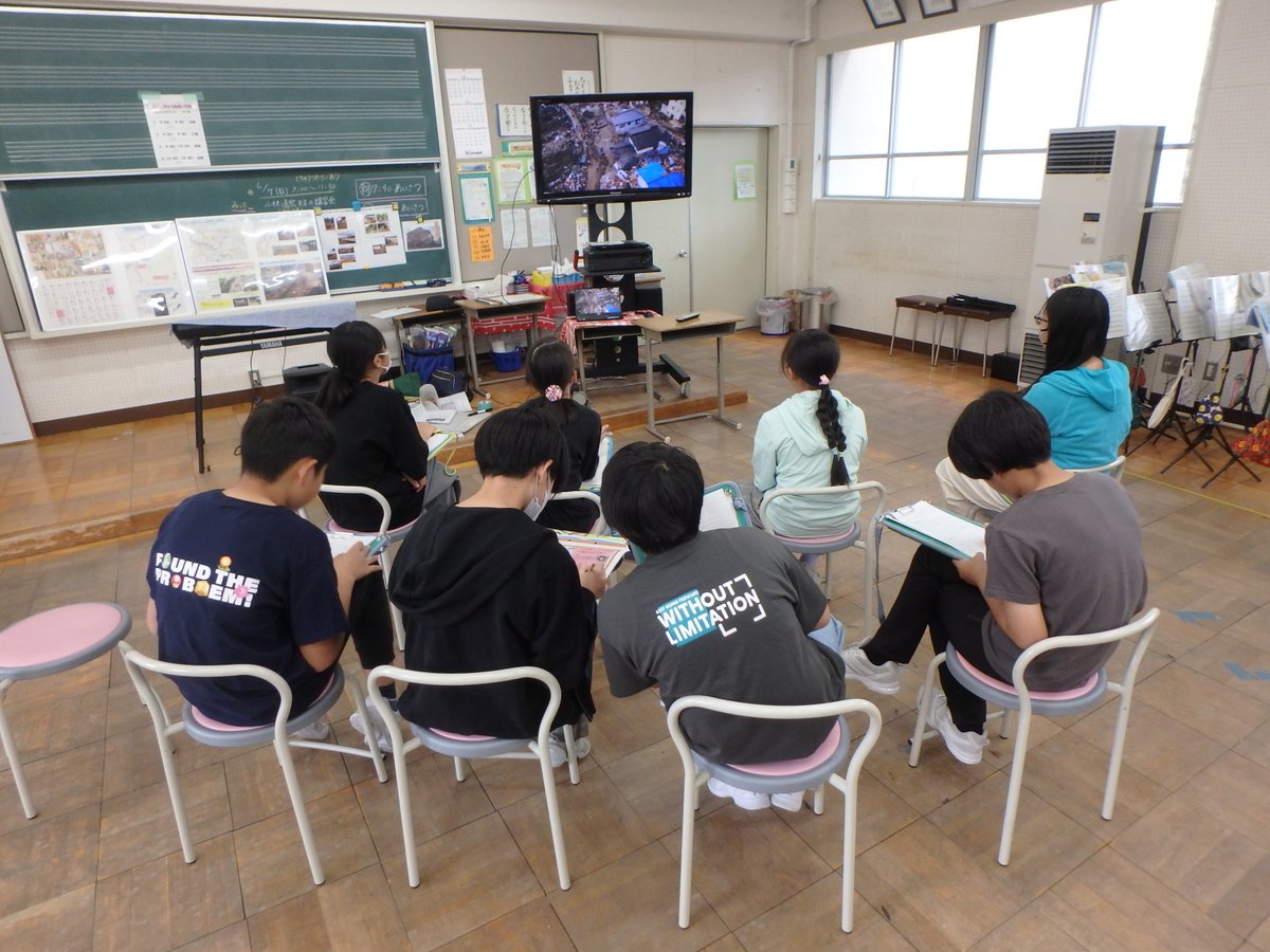 ktr_tonesabo's tweet photo. 6月4日(木)及び5日(金)、 #御代田町立御代田南小学校 において #出前講座 #砂防学習会 を実施し、約100名の6年生が参加されました。梅雨入り前も小雨模様の少し肌寒い日もある中、動画視聴・自然災害体験車・土石流模型・火山泥流実験の体験学習に臨んだ皆さんにとっては”熱い”学習会となりました。 https://t.co/DyyPONgI9w