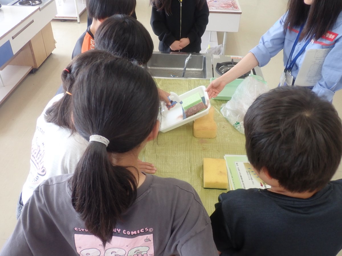 ktr_tonesabo's tweet photo. 6月4日(木)及び5日(金)、 #御代田町立御代田南小学校 において #出前講座 #砂防学習会 を実施し、約100名の6年生が参加されました。梅雨入り前も小雨模様の少し肌寒い日もある中、動画視聴・自然災害体験車・土石流模型・火山泥流実験の体験学習に臨んだ皆さんにとっては”熱い”学習会となりました。 https://t.co/DyyPONgI9w