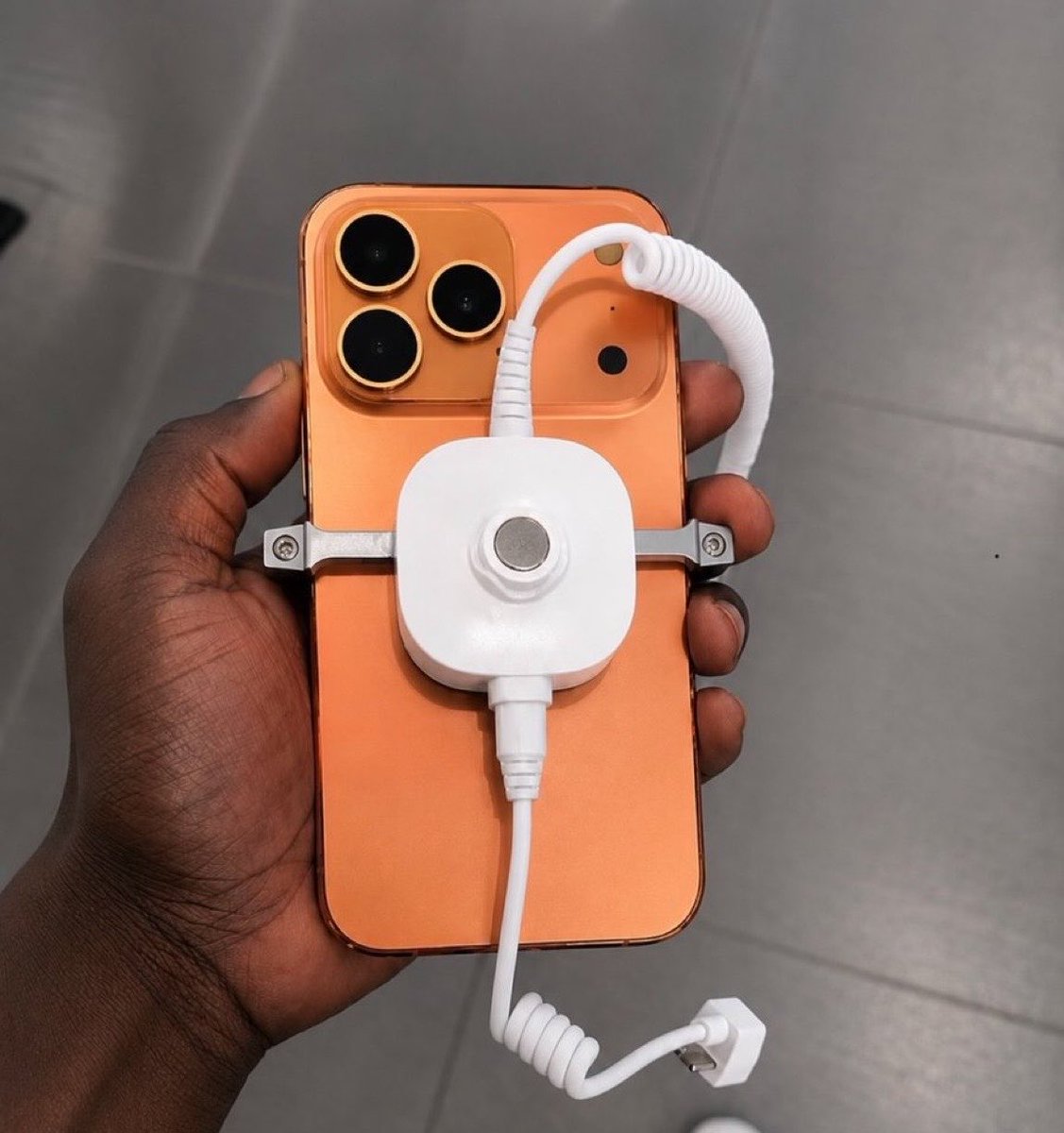 stspring's tweet photo. My new iphone. ☺️ 

Lekin ye string nikal hi nahi raha 🤷🏻‍♂️

PS: Pls ignore my black hands. I am from team - “shakal nahi, dil achha hona chahiye” https://t.co/gEQdlCPq17