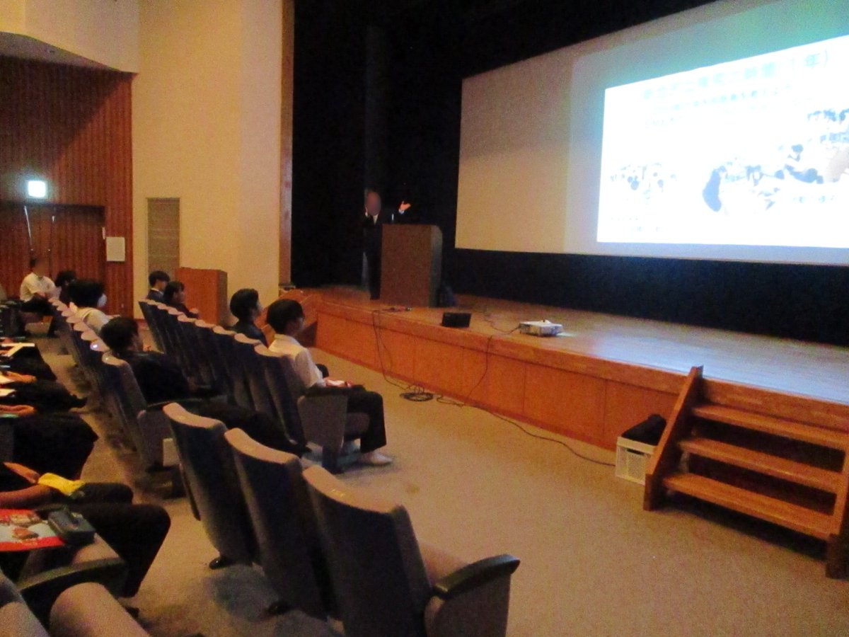 wadomarijhs's tweet photo. 【高校説明会】
 中学2・3年生対象の高校説明会を実施しました。島外の私立高校・島内の公立高校の先生方のお話に、生徒たちは真剣に耳を傾けていました。未来へつながる貴重な時間に感謝です。ご来校ありがとうございました。
#高校説明会 #進路指導 #中学生 https://t.co/U2oHyVaS7j