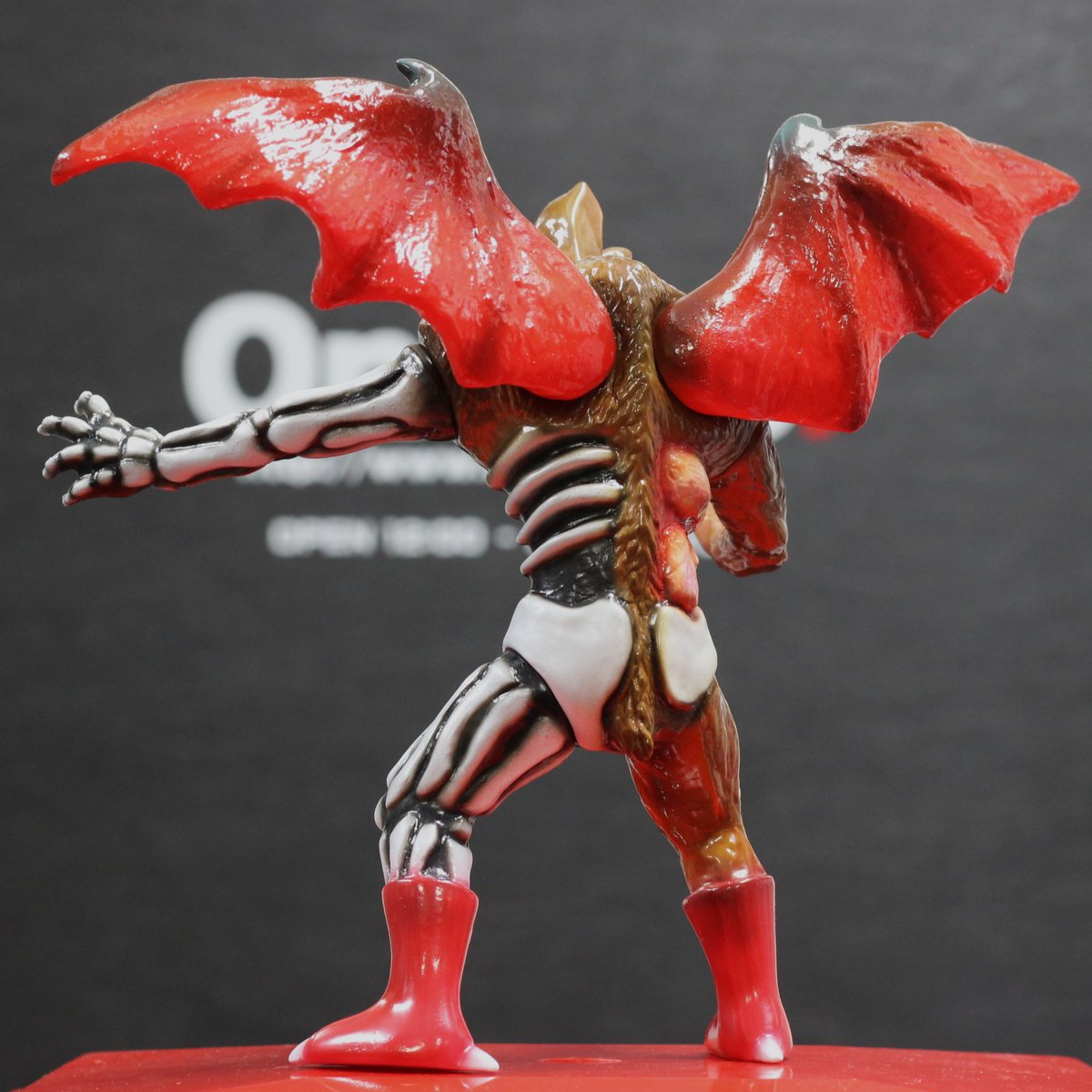 Oneuptoy's tweet photo. 6/20  12:00～販売開始
One up. 25th ANNIVERSARY SALE
8弾
#oneuptoy25th
#oneuptoy
ドリームロケット
吸血コウモリ人間
約22cm
羽根が可動するので好きな角度にできます
左右非対称で肉と骨！
初めての方にお勧めなスタンダードっぽいカラー https://t.co/kaYaclwRX8