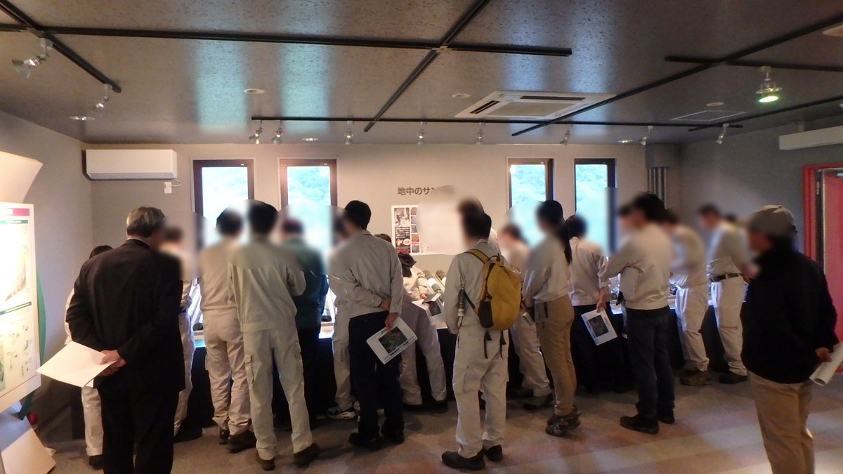 ktr_tonesabo's tweet photo. 6月5日(金)、パシフィックコンサルタンツ株式会社の皆様が、譲原地すべり対策事業を視察されました。利根川水系砂防ボランティア協会のご協力のもと、 譲原防災センターにて対策事業概要を説明した後、 集水井を見学し、事業の取組を確認いただきました。#地すべり #譲原防災センター #砂防 #防災 https://t.co/C6qIrX8jC4