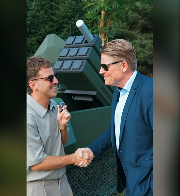 MBDADeutschland's tweet photo. MBDAs ANTWORT AUF DROHNENBEDROHUNGEN: DEFENDAIR
Er ist optimiert für den Einsatz gegen kleine &amp; mittlere Drohnen. 
Erfahren Sie mehr über den #DefendAir  auf der @ILA_Berlin: Defence Park G3 | 100
👇Mehr dazu im Interview mit Guido Brendler &amp; David Matei
https://t.co/xWdZhzotX2 https://t.co/aJxusj9QwY