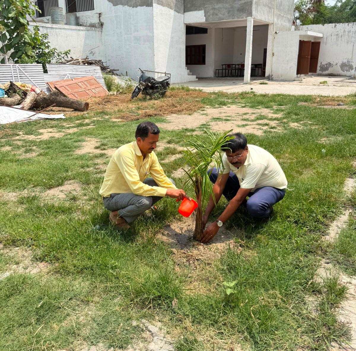 RadheFoundtion's tweet photo. 🌱 पौधरोपण से हरियाली का संकल्प 🌱
राधे फाउण्डेशन के तत्वावधान में ड्रीम मॉडर्न स्कूल परिसर में पौधरोपण कार्यक्रम का सफल आयोजन किया गया। इस अवसर पर पर्यावरण संरक्षण एवं हरित भविष्य के लिए विभिन्न पौधे रोपित किए गए तथा उनकी देखभाल का संकल्प लिया गया।
#PlantATree https://t.co/3Vt4uM7xGt