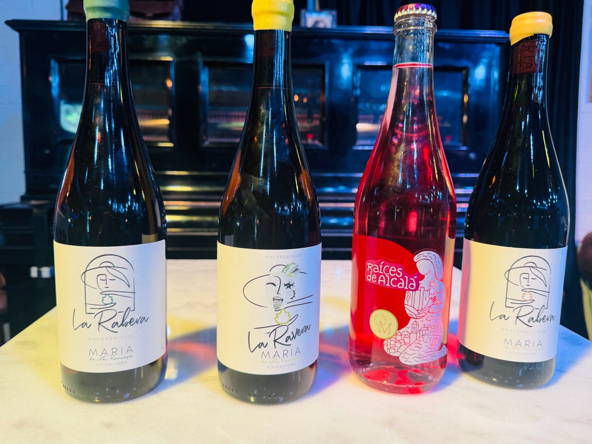 yummybull's tweet photo. -Muy agradecida a todos lo que dedicaron su tarde del jueves a conocer los vinos de María de la Recueja en una ciudad con miles de alternativas de ocio esta semana tan agitada 😜. Tuvimos hasta un invitado muy especial que se portó fenomenal.

-María vino a Madrid a traernos un trocito de su tierra albaceteña y demostrarnos que tradición, frescura y descaro pueden ir de la mano. Probamos sus macabeo, uno de ellos elaborado en tinaja. Su monastrell y la presentación en exclusiva de su nuevo Pet Nat elaborado con garnacha y que es fantástico. 

-También os comento que voy a ser su distribuidora/agente/mecenas, como queráis llamarlo en Madrid. Si trabajáis en hostelería/vinotecas y queréis que os presente sus vinos podéis contactarme por aquí o en el mail yummybull@gmail.com