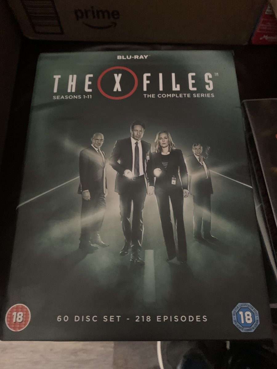 chrono344's tweet photo. I wonder if I could get Special Agent Fox Mulder @davidduchovny to sign my Xfiles Complete Series? https://t.co/Z106XEt7kL