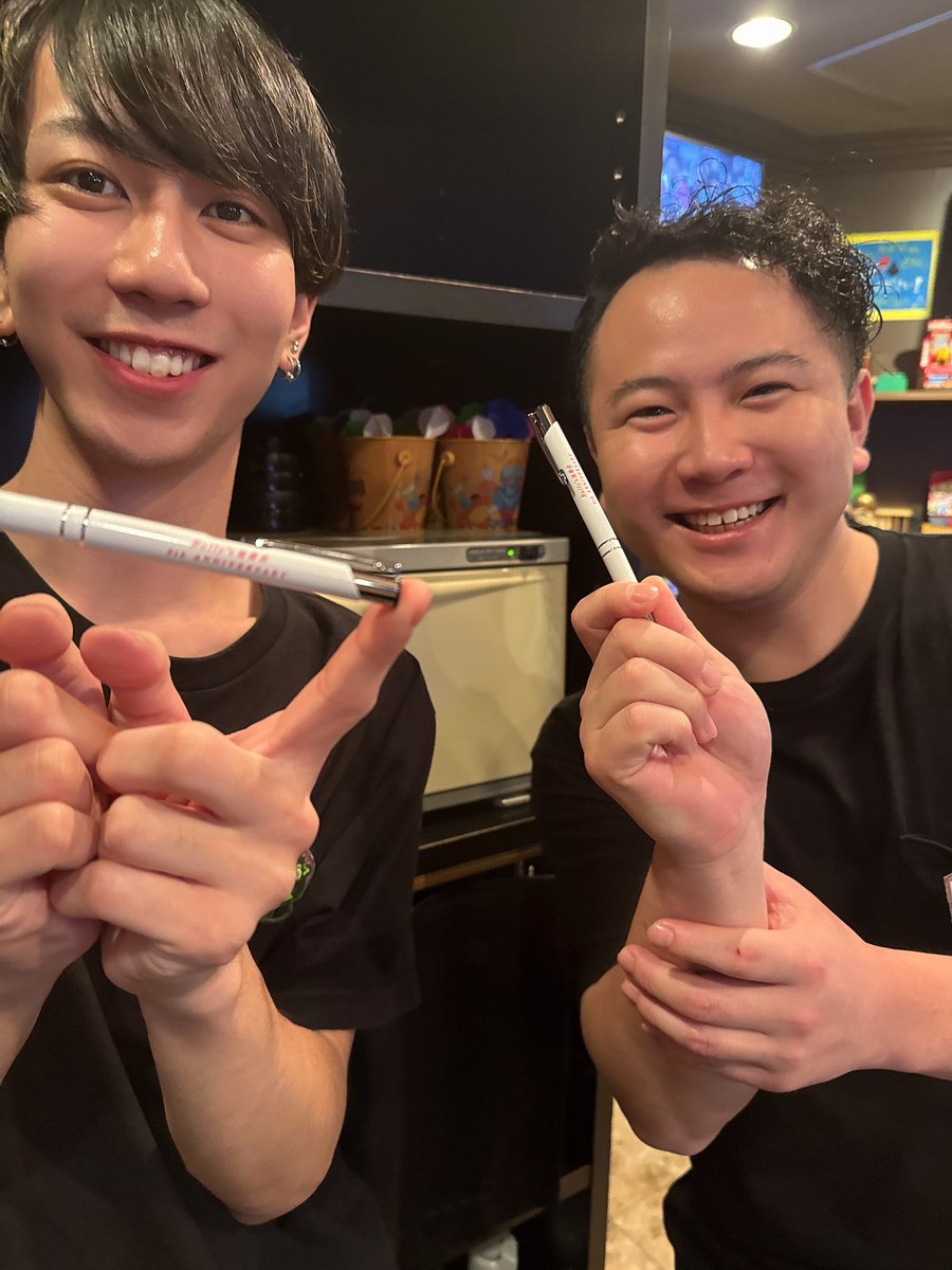 BullysIKEBUKURO's tweet photo. 6月5日(金)Bully's池袋店18時～翌朝5時まで元気に営業いたします。

いよいよ明日6日(土)はBully's池袋店9周年です‼︎
本日5日(金)からは9周年記念スペシャルコラボくじがスタート🎉
ご来店で1枚、ショット類1杯ご注文毎に1枚、ハズレなし！
バリーズグッズも取り揃えておりますので、ぜひGETしてください♬

金曜日朝まで楽しみましょー♪

６月6日(土)はBully's池袋店9周年を迎えます🎉
6日(土)〜9周年記念ボールペンをご来店して頂いたお客様にプレゼント🎁&9周年記念Tシャツ予約受付開始✨

本日はじろー&まさ&まこと＆ひろで皆様のご来店をお待ちしております！