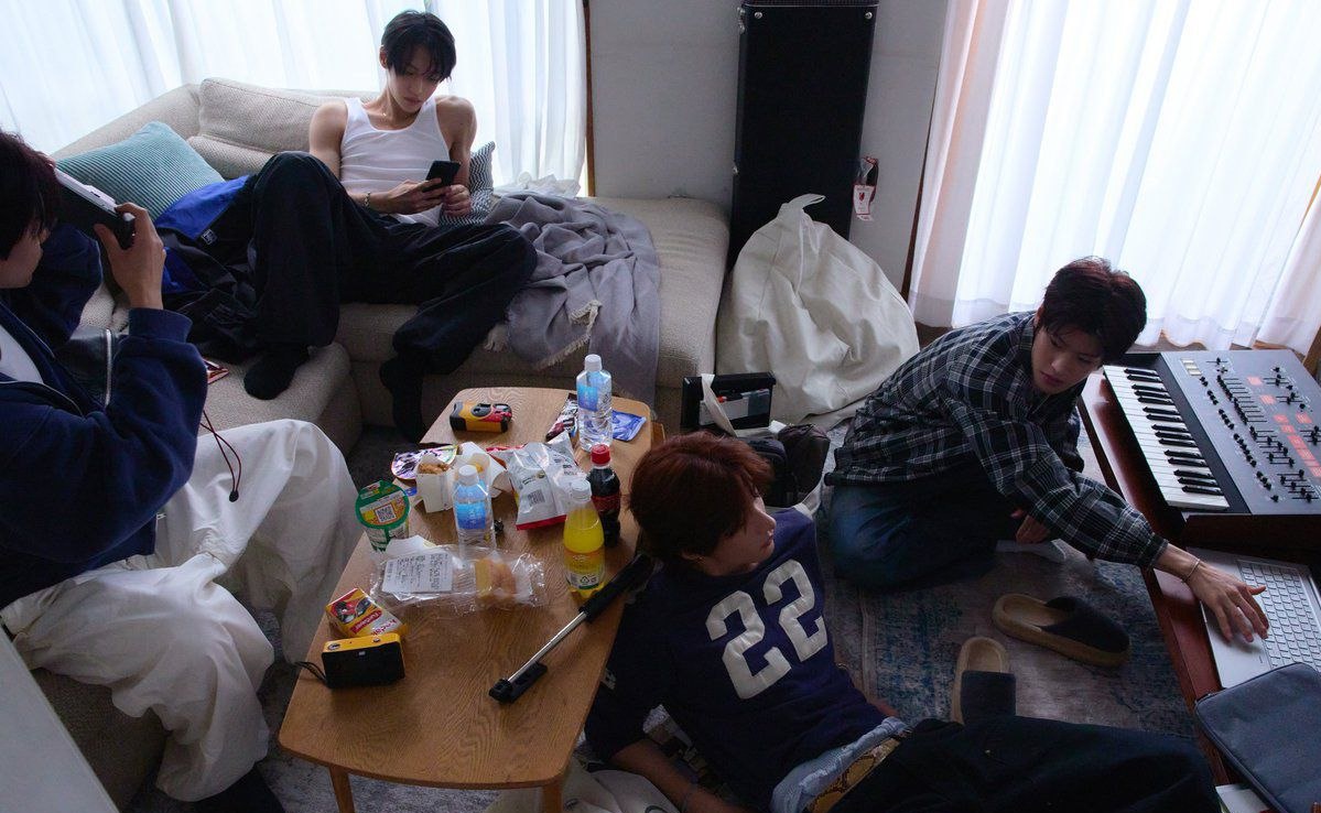 aznton's tweet photo. xx ... 사람들의 흔적이 곳곳에 남아 있는 듯한 분위기였어. 테이블 위에 어지럽게 놓인 먹다 남은 간식들, 커튼 사이로 스며드는 옅은 햇살을 머금은 반쯤 비어 있는 병들까지도 ... https://t.co/emFOI5vkVZ
