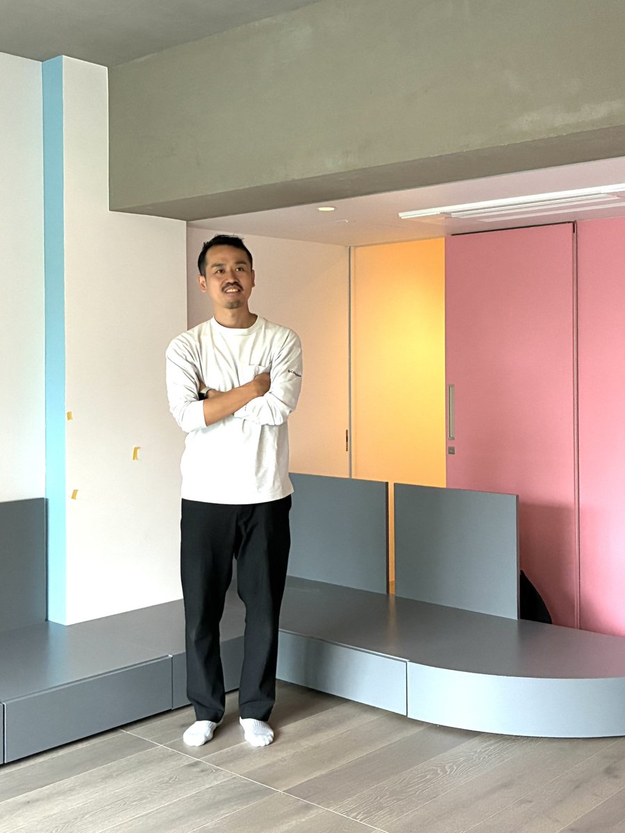 BHIStudio's tweet photo. SNAO(中島成隆建築設計事務所)の自邸リノベーション引渡し直後に凸してきました.

「抽象」もコンセプトの１つらしく,形態や色彩に拘ったコンポジションがとても美しい空間でした. そして,マンションの中住戸でありながら,風も視界も抜けるため,とても心地よかった印象.

完成おめでとう！
完成見学会は明後日.

(私の引渡し直後の教会での結婚式で友人代表スピーチを読んでくれた大学の友人です.)

#SNAO #中島成隆建築設計事務所