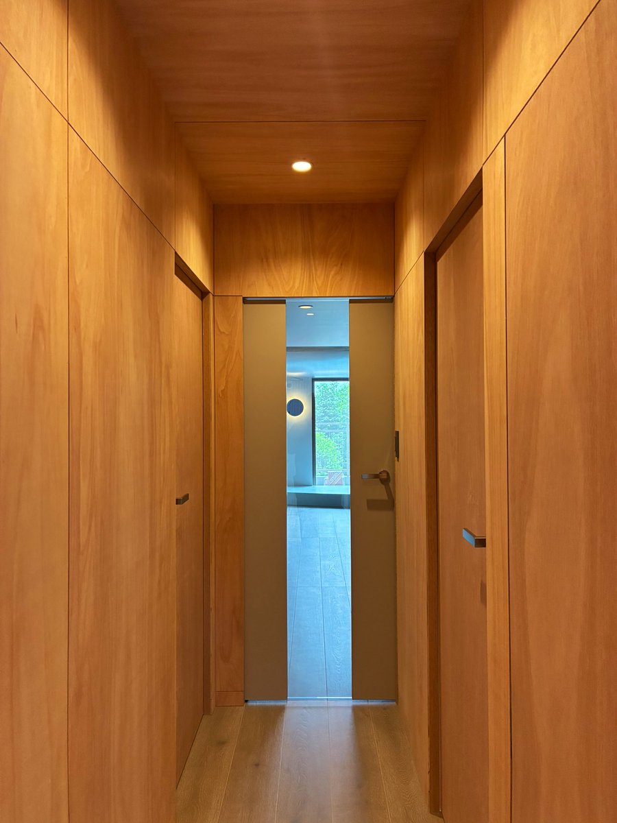 BHIStudio's tweet photo. SNAO(中島成隆建築設計事務所)の自邸リノベーション引渡し直後に凸してきました.

「抽象」もコンセプトの１つらしく,形態や色彩に拘ったコンポジションがとても美しい空間でした. そして,マンションの中住戸でありながら,風も視界も抜けるため,とても心地よかった印象.

完成おめでとう！
完成見学会は明後日.

(私の引渡し直後の教会での結婚式で友人代表スピーチを読んでくれた大学の友人です.)

#SNAO #中島成隆建築設計事務所