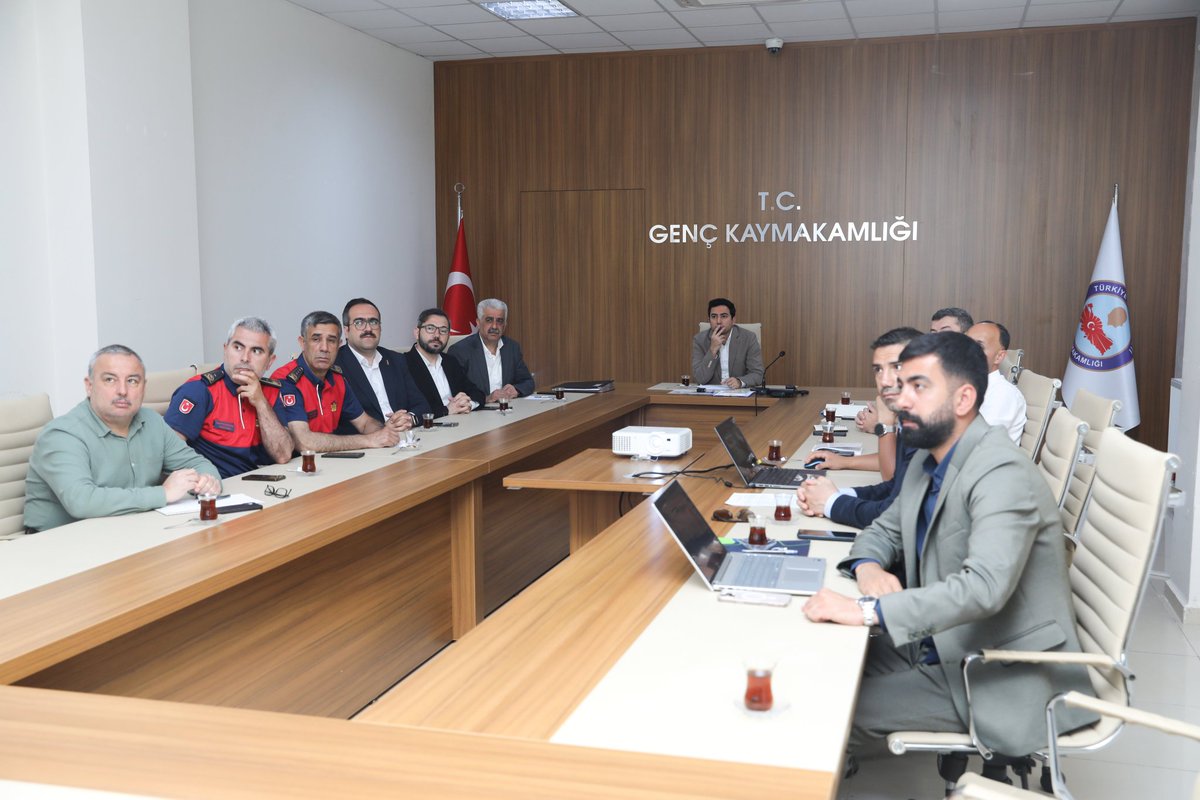 gencbel's tweet photo. Orman Yangınlarına Karşı Tedbirler Değerlendirildi

Kaymakam Muhammet GÜZEL başkanlığında gerçekleştirilen Orman Yangınları ile Mücadele Toplantısında, yaz mevsimiyle birlikte artan yangın risklerine karşı alınacak önlemler değerlendirildi.

Toplantıya Belediye Başkan Y. Burhanettin NAZLI, İtfaiye Müdürümüz İlhami VARAN ve ilgili kurum ve kuruluş temsilcileri katıldı. Toplantıda, orman yangınlarının önlenmesine yönelik yürütülecek çalışmalar, kurumlar arası koordinasyonun güçlendirilmesi ve yangınlara hızlı ve etkin müdahale süreçleri ele alındı.

Ayrıca anız ve bahçe atığı yakımının önlenmesi, hasat döneminde uygulanacak güvenlik tedbirleri, enerji nakil hatlarının bakım ve kontrolleri ile yol kenarlarında yangına neden olabilecek kuru ot ve atıkların temizlenmesine yönelik yapılacak çalışmalar değerlendirildi.

Yaz aylarında artan yangın riskine karşı tüm kurumların koordinasyon içerisinde hareket etmesinin önemine vurgu yapılırken, vatandaşların da çevre ve ormanların korunması konusunda daha duyarlı davranmaları gerektiği ifade edildi.